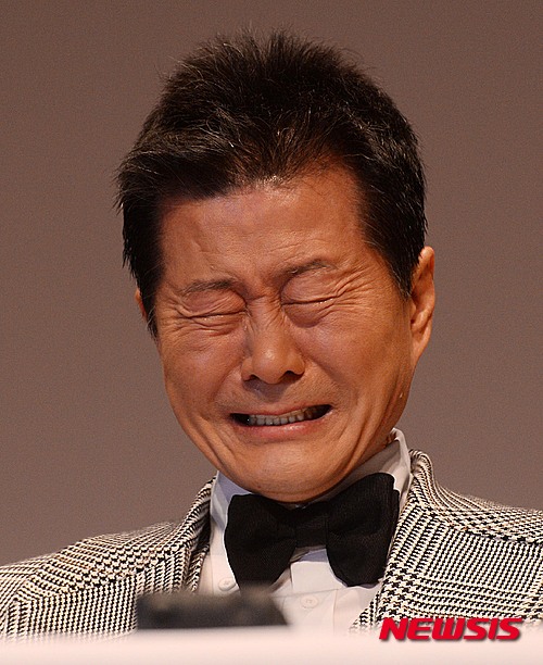 【서울=뉴시스】가수 태진아가 24일 오후 서울 용산구청 아트홀에서 최근 불거진 거액 원정 ‘도박설’ 관련 공식 기자회견을 열고 억울함을 호소하며 눈물을 흘리고 있다.