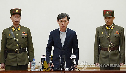 북한은 26일 정탐·모략 행위를 목적으로 침입한 남한 간첩 김국기와 최춘길을 현행범으로 체포했다고 주장했다. 사진은 김국기씨로 알려진 남성이 이날 인민문화궁전에서 열린 기자회견에 임하는 모습.  (도쿄 교도=연합뉴스)