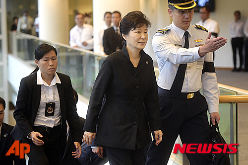 박근혜 대통령이 29일 오후(현지시각) 싱가포르 시내 싱가포르 국립대학 문화센터에서 열린 리콴유 전 총리의 국가장례식에 도착해 안내를 받으며 들어서고 있다. 24개 이상의 국가 지도들과 고위인사가 91세로 타계한 리콴유 전 총리의 장례식에 참석했다. 【싱가포르=AP/뉴시스】