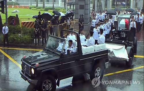 29일 오후 싱가포르 국회의사당에 안치돼 있던 리콴유 전 싱가포르 총리의 운구행렬이 국가 장례식장인 국립대학 문화센터로 향하고 있다. 2015.3.29 << 싱가포르 현지 생방송 화면 캡처 >> (싱가포르=연합뉴스)