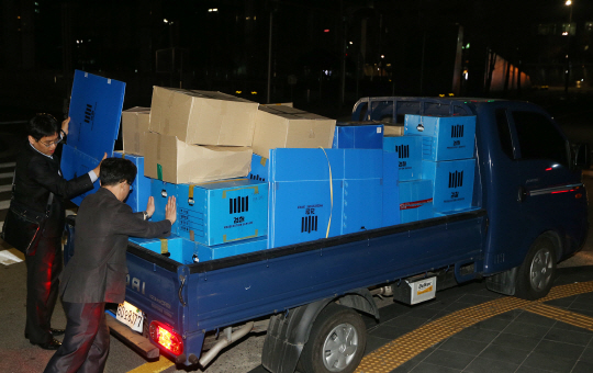 동국제강의 횡령 및 세금탈루 의혹을 수사 중인 서울중앙지검 수사관들이 29일 서울 중구 동국제강 본사 사무실을 압수수색한 뒤 압수품을 차량에 옮겨 싣고 있다.  연합뉴스