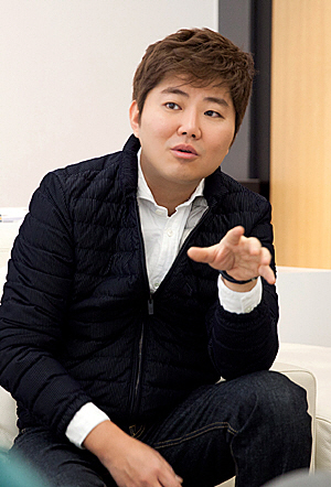 작곡가 겸 프로듀서로 활동하며 가수 활동도 병행했던 한성호 대표는 소속연예인들의 마음까지 헤아리는 감성 매니지먼트로 엔터테인먼트 업계에 새 바람을 불어넣고 있다. FNC엔터테인먼트 제공