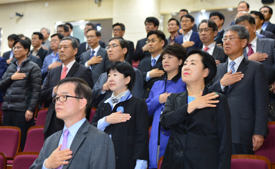 30일 세종시 정부세종청사 문화체육관광부 강당에서 열린 문체부 고위공직자 청렴 교육을 앞두고 참가자들이 국기에 대한 경례를 하고 있다.