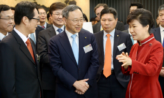 30일 경기 성남시 분당구 삼평동에서 열린 경기창조경제혁신센터 출범식에서 박근혜 대통령이 황창규(앞줄 왼쪽 두번째) KT 회장 등과 환담하고 있다. 뉴시스