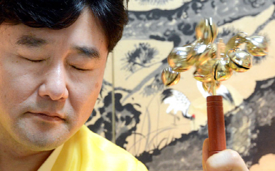 정호근이 방울을 손에 들고 눈을 감자 미동도 없는 손에서 방울이 흔들리기 시작했다. 그리고 그의 입에서 공수(신의 소리를 내는 일)가 이어졌다.  김선규 기자 ufokim@