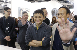 중국의 혁신 아이콘으로 통하는 알리바바 그룹의 창업자이자 최고경영자인 마윈(오른쪽 두 번째) 회장이 페이스북의 최고경영자 마크 저커버그처럼 후드티를 입고 지난 14일 홍콩에서 개막된 아트 바젤 전시관을 관람하고 있다.  AP연합뉴스