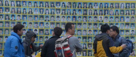 세월호 특별법 시행령안 폐기 등을 주장하며 농성을 벌이고 있는 세월호 유가족들이 1일 서울 종로구 광화문광장에서 이야기를 나누고 있다.