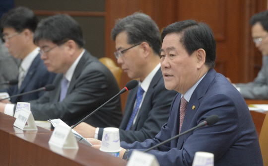 최경환(오른쪽) 부총리 겸 기획재정부 장관이 1일 오전 정부서울청사에서 2016년 예산편성 방향을 논의하는 재정정책자문회의 민간위원 간담회를 주재하면서 재정개혁 방침을 밝히고 있다.