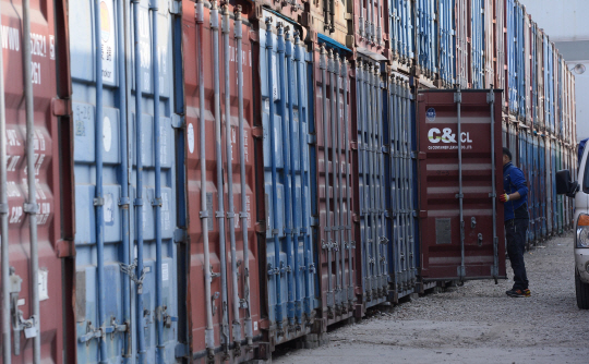 검찰 수사관이 지난 3월 27일 방위사업 관련 서류 등을 숨겨둔 경기 의정부시 도봉산 인근의 한 컨테이너 안을 들여다보고 있다.