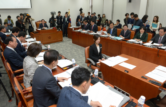 국회 정치개혁특별위원회 위원들이 1일 오전 국회에서 전체회의를 열고 국회의원 선거구 재획정 등 정치개혁 방안을 논의하고 있다.   김호웅 기자 diverkim@