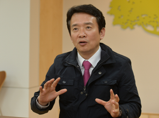 남경필 경기지사가 지난 1일 서울 영등포구 여의동 경기도 서울사무소에서 점퍼 차림으로 자신의 연정(聯政) 추진 현황을 설명하고 있다.