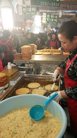 광장시장을 대표하는 음식 중 하나인 빈대떡. 도톰하면서도 바삭한 맛이 특징이다.