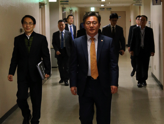 통일부는 3일 개성공단 입주 기업들에 북측의 일방적인 임금인상 조치를 수용하지 말 것을 주문하는 내용의 공문을 발송했다. 홍용표(맨 앞) 통일부 장관이 2일 정부서울청사에서 출입기자단과 취임 후 첫 간담회를 갖고 이동하고 있다.