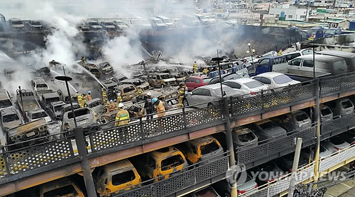 (부산=연합뉴스) 3일 오전 1시 53분께 부산시 연제구 거제동의 한 중고 자동차매매단지에서 불이 나 중고차 500여 대가 타고 철골구조물이 폭삭 내려앉아 있다.