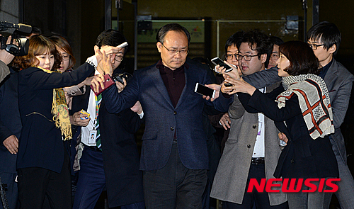 자원외교 비리 혐의를 받고 있는 성완종 전 경남기업 회장이 18시간의 검찰 조사를 받은 뒤 4일 새벽 서울 서초동 서울중앙지방검찰청을 나서 귀가하고 있다. 서울중앙지검 특수1부(부장검사 임관혁)는 성완종 전 회장에 대해 성공불융자금(정부가 해외 자원개발에 나선 기업을 위해 돈을 빌려주면서 사업 실패시 채무를 면제해 주는 제도)을 유용하고 회삿돈을 빼돌려 거액의 비자금을 조성, 정부 융자금과 채권은행의 지원금을 타내기 위해 분식회계로 기업의 실적을 부풀린 혐의(특정경제범죄가중처벌법상 횡령, 사기 등 혐의)등을 적용해 오는 6일 사전구속영장을 청구하기로 했다.