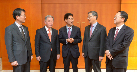 김정관(가운데) 한국무역협회 부회장이 2일 서울 중구 소공동 롯데호텔에서 ‘제 2의 중동 특수를 일으키자’는 주제의 좌담회에 앞서 박흥경(카타르)·김진수(사우디아라비아)·신부남(쿠웨이트)·권해룡(아랍에미리트·왼쪽부터) 대사와 환담을 나누고 있다. 김호웅 기자 diverkim@