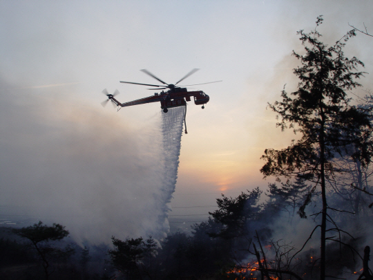 지난 3월 28일 강원 삼척시에서 발생한 산불을 산림청 소속 초대형 헬기가 진화하고 있다.  산림청 제공
