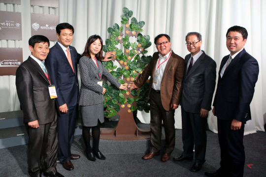 지난 1일 서울 종로구 낙원동 허리우드 실버영화관에서 열린 사회성과 인센티브 추진단 출범식에서 진락천(맨 왼쪽) 동부케어 대표, 이문성(왼쪽 두 번째) 사회성과 인센티브 공동단장 등 관계자들이 성공을 다짐하는 기념촬영을 하고 있다.