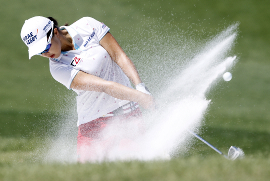 김세영이 6일(한국시간) 미국 캘리포니아주 랜초미라지의 미션힐스골프장에서 열린 미국여자프로골프(LPGA) 투어 ANA 인스퍼레이션 최종 라운드 2번 홀에서 벙커샷을 하고 있다.   AP 연합뉴스