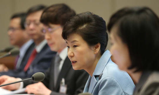 박근혜 대통령이 6일 오전 청와대에서 수석비서관회의를 주재하고 있다. 박 대통령은 회의에서 세월호 인양 문제를 처음 거론하는 한편, 정치권에 공무원연금·노동시장 개혁 등 양대 개혁 문제에 협조해줄 것을 당부했다. 연합뉴스