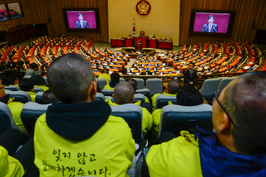 삭발을 한 세월호 참사 희생자 유가족들이 8일 오전 국회 본회의장 방청석에서 유승민 새누리당 원내대표의 교섭단체 대표연설을 듣고 있다. 유 원내대표는 연설에서 “세월호를 인양해 ‘마지막 한 사람까지 찾고자 최선을 다하겠다’던 정부의 약속을 지켜야 한다”고 말했다.