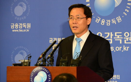 8일 오전 서울 영등포구 여의동 금융감독원에서 서태종 수석부원장이 민생 침해 5대 금융악 척결 특별대책 추진 등에 대해 브리핑하고 있다.