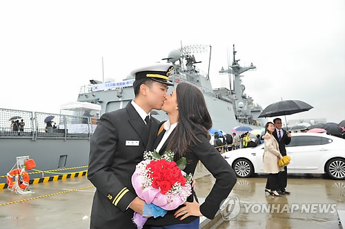 (서울=연합뉴스) 청해부대 17진 통역장교 김화석 중위가 지난 6일 부산 해군작전사령부에서 열린 대조영함 입항 환영식에서 부인인 이스라엘인 김에즈라 짜바릿 씨와 뜨거운 입맞춤을 나누고 있다. < 해군 제공 >