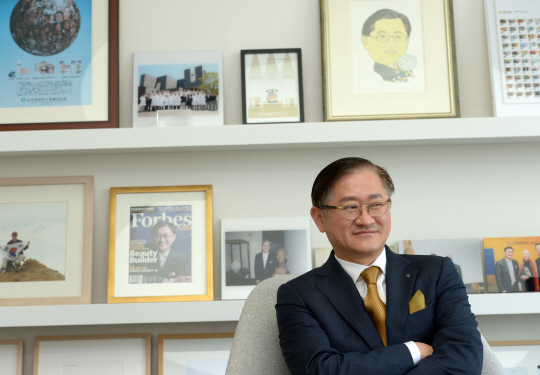 서경배 아모레퍼시픽그룹 회장이 지난 8일 서울 중구 청계천로 그룹 회장실 접견실에서 열린 문화일보와의 인터뷰에서 중국시장에서 돌풍을 일으킨 비결을 설명하면서 ‘고객’의 중요성을 강조하고 있다.   김호웅 기자 diverkim@