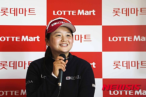 【서울=뉴시스】10일 제주 서귀포 롯데스카이힐 제주CC에서 열린 제8회 롯데마트 여자오픈 2라운드 경기를 마친 최혜진 선수가 인터뷰를 하고 있다. (사진=KLPGA 제공)
