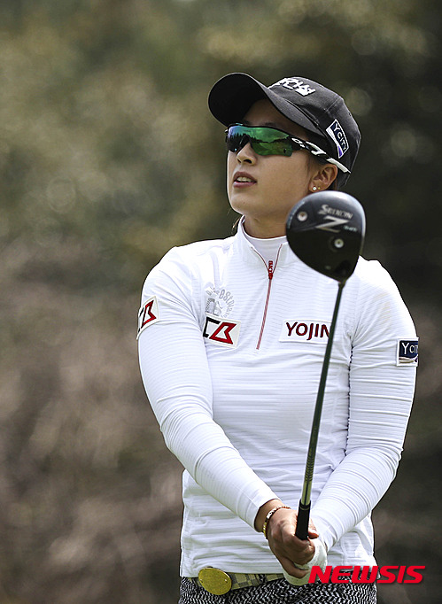 【서울=뉴시스】11일 제주 서귀포 롯데스카이힐 제주CC에서 열린 제8회 롯데마트 여자오픈 3라운드에서 김보경이 9번홀 티샷을 하며 타구를 바라보고 있다. (사진=KLPGA 제공)