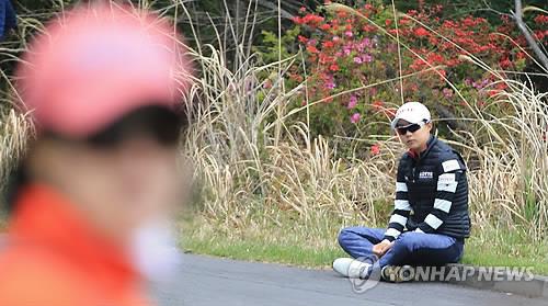 (제주=연합뉴스) 12일 롯데 스카이힐 제주컨트리클럽에서 열린 제8회 롯데마트 여자오픈 마지막 라운드에 출전한 지난해 KLPGA 상금왕 김효주(20·롯데)가 12번 홀에서 티샷을 하기 전 매니저를 불러 기권 의사를 밝히고 나서 주저앉아 있다.