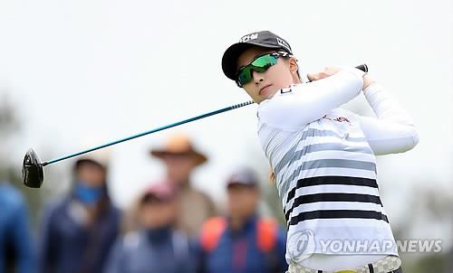 (제주=연합뉴스) 12일 롯데 스카이힐 제주컨트리클럽에서 열린 제8회 롯데마트 여자오픈 마지막 라운드에 출전한 김보경(29·요진건설)이 티샷을 하고 있다.