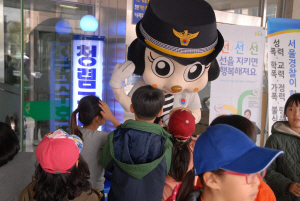 지난 9일 서울 구로경찰서를 찾은 세곡초등학교 3학년 학생들이 경찰관의 활동에 대해 체험 학습하고 있다. 구로경찰서 제공