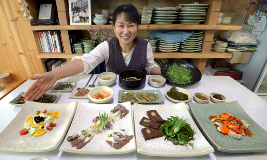 지난 6일 경북 구미시 무을면 안곡 2리 농가맛집 ‘보리각시’에서 황순옥 대표가 보릿가루와 보리 새싹이 들어간 음식을 소개하고 있다. 김낙중 기자 sanjoong@