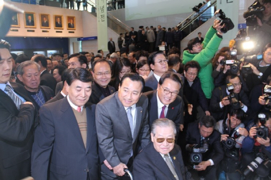지난 2013년 12월 10일 운정회 창립총회행사장에서 김종필(앞쪽) 전 국무총리의 휠체어를 미는 이완구 총리의 바로 뒤쪽에 성완종 전 경남기업 회장이 서 있다. 운정회는 김 전 총리의 40여 년 정치역정을 평가하고 기리기 위한 친목모임이다.