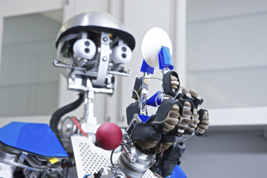 독일 칼스루헤기술연구소의 주방 도우미 로봇 ‘아르마트’.