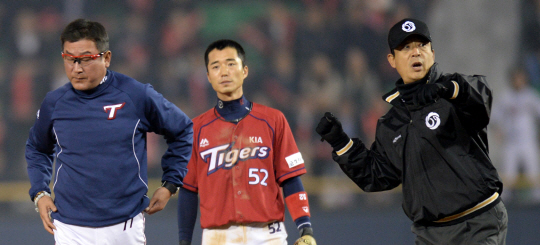 김기태(왼쪽) KIA 감독이 15일 잠실구장에서 열린 LG와의 경기에서 7회 말 심판 판정에 항의하다 퇴장당하고 있다.  뉴시스