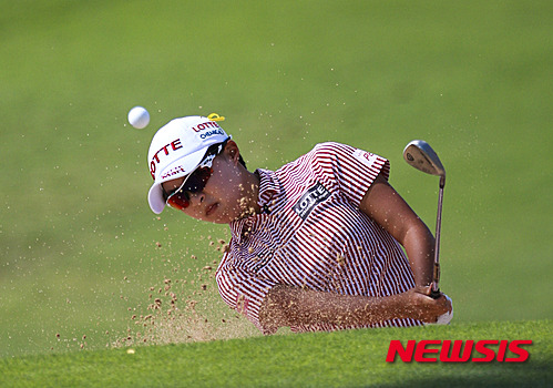 【서울=뉴시스】15일(현지시각) 하와이 오하우섬에 위치한 코올리나 골프장에서 열린 2015 롯데 챔피언십 1라운드 17번홀에서 김효주 프로가 벙커샷을 하고 있다.  (사진=LOTTE 제공)