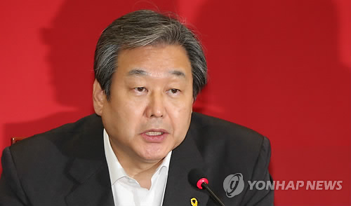 새누리당 김무성 대표가 16일 국회 대표실에서 박근혜 대통령과의 회담내용에 대해 기자회견을 하고 있다. (서울=연합뉴스)