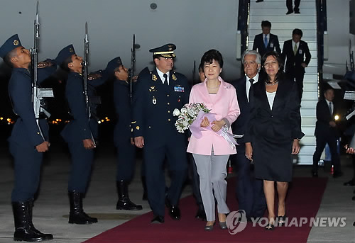 중남미를 순방중인 박근혜 대통령이 18일 오후(현지시간) 두번째 순방국인 페루 리마 호르헤차베스 국제공항에 도착, 영접나온 산체스 외교부 장관(오른쪽)과 의장대를 사열하며 공항을 빠져 나가고 있다. (리마<페루>=연합뉴스)