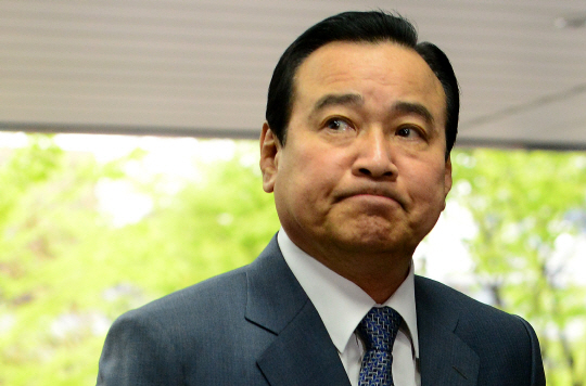 이완구 국무총리가 20일 오전 정부서울청사로 출근하던 중 거취에 대한 취재진의 질문을 받고 “이미 다 말씀드렸다. 나중에 얘기하겠다”고 짧게 답변한 뒤 굳은 표정을 짓고 있다.  곽성호 기자 tray92@