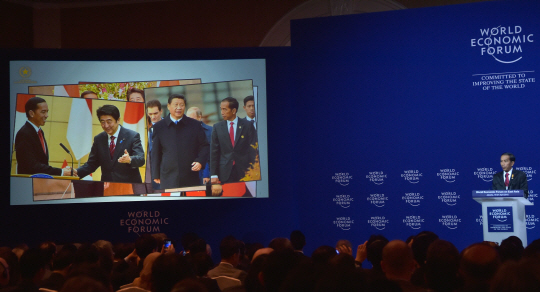 아시아의 ‘다보스포럼’으로 알려진 동아시아 세계경제포럼 개막식이 20일 인도네시아 자카르타에서 개최된 가운데 조코 위도도(오른쪽) 인도네시아 대통령이 연설을 하고 있다.  AFP연합뉴스