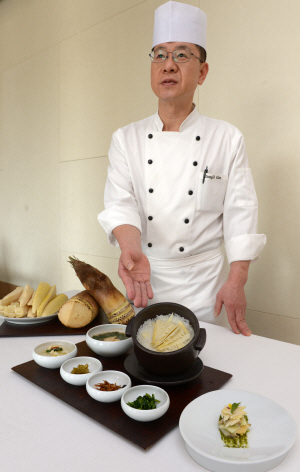 서울 신라호텔 한식당 라연의 김성일 책임주방장이 죽순솥밥을 가리키며 4월 제철 식품인 죽순의 효능에 대해 설명하고 있다.    김호웅 기자 diverkim@