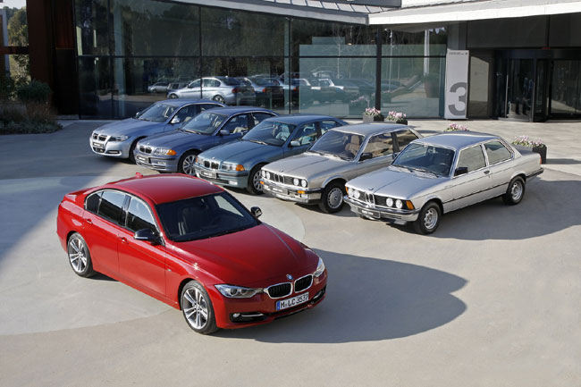 오른쪽 위로부터 시계 반대 방향으로 BMW 3시리즈 1∼6세대.