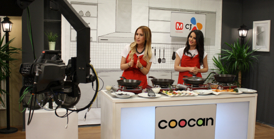 CJ오쇼핑의 터키 현지 홈쇼핑 채널인 MCJ에서 국내 중소기업 제품인 쿠캔 프라이팬을 판매하고 있다.