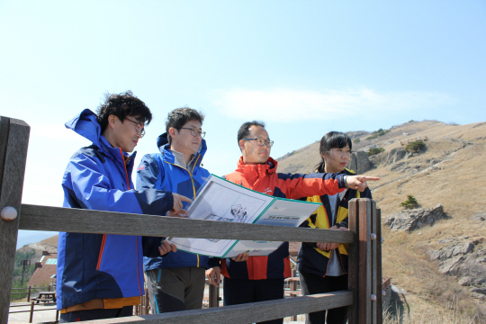 산악관광 업무를 위해 신설된 울산 울주군 문화관광과 ‘알프스팀’이 22일 울주군 상북면 간월재에서 신불산 케이블카 설치 예정지를 둘러보고 있다.