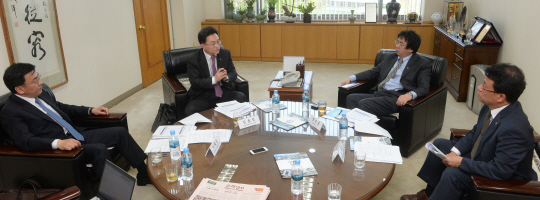 23일 서울 중구 충정로 문화일보 사옥에서 열린 한미원자력협정 타결 관련 긴급 좌담회에서 김호성(왼쪽 두번째) 한국원자력문화재단 이사장, 장순흥(〃 세번째) 한동대 총장, 김학노(〃 네번째) 한국원자력연구원 전략사업부원장, 이희용 한국전력 원전수출본부 본부장이 한미원자력협정 타결 의미와 개선 과제 등에 대해 의견을 나누고 있다.