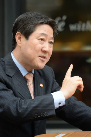 유기준 해양수산부 장관이 20일 국회 앞 해수부 서울사무소에서 가진 문화일보와의 인터뷰에서 “유가족과 국민들 입장에서 세월호 진상조사나 수사가 미흡했다고 볼 수 있다”며 “선박을 인양해서 좀 더 조사해 보는 것도 필요하다”는 입장을 밝히고 있다.    김동훈 기자 dhk@