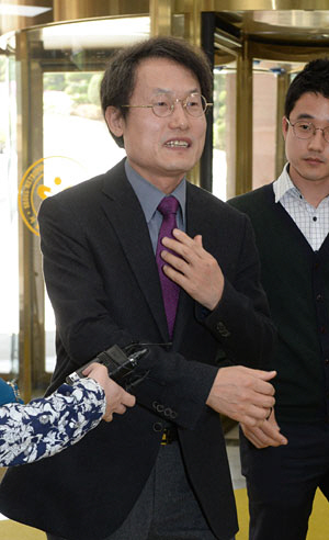 조희연 서울시교육감이 24일 오전 11시 넘어 서울 종로구 신문로 시교육청으로 출근하고 있다. 서울시교육감 선거에서 허위 사실을 유포한 혐의로 기소돼 전날 국민참여재판에서 당선무효형을 선고받은 조 교육감은 “흔들림 없이 교육정책을 계속 추진하겠다”고 밝혔다.