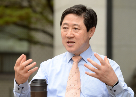 유기준 해양수산부 장관이 20일 문화일보와 인터뷰를 하면서 크루즈 관광을 신성장동력 산업으로 육성하는 방안을 설명하고 있다.   ？ ？김동훈 기자 dhk@